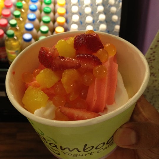 Foto tirada no(a) Bamboo Frozen Yogurt Café por Be V. em 7/8/2012