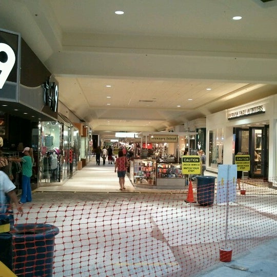 Снимок сделан в Turtle Creek Mall пользователем Zach R. 8/19/2012