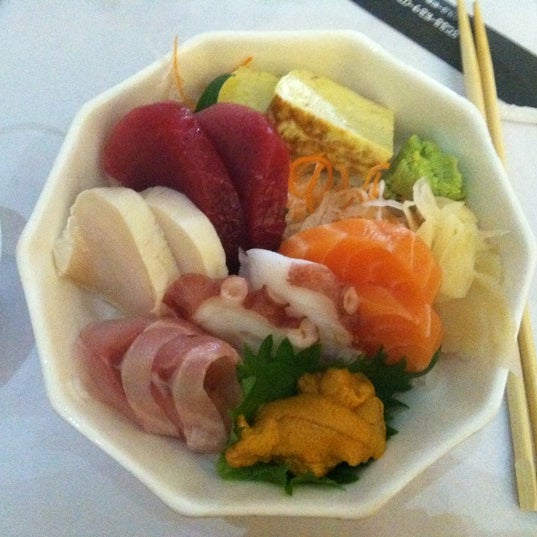 Photo taken at Kaenyama Sushi and Yakiniku by Ching-Wen N. on 7/31/2012