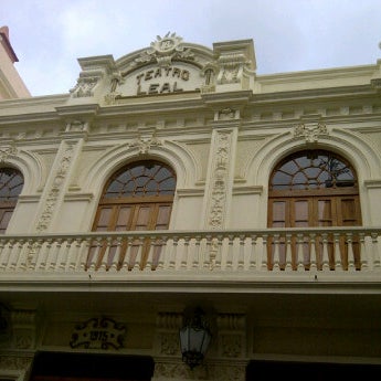 Foto tirada no(a) Teatro Leal por Titipa R. em 2/7/2012
