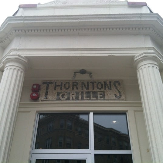 รูปภาพถ่ายที่ Thornton&#39;s Fenway Grille โดย Melissa B. เมื่อ 2/16/2012