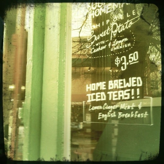 3/15/2012 tarihinde Karen H.ziyaretçi tarafından Green Line Cafe'de çekilen fotoğraf