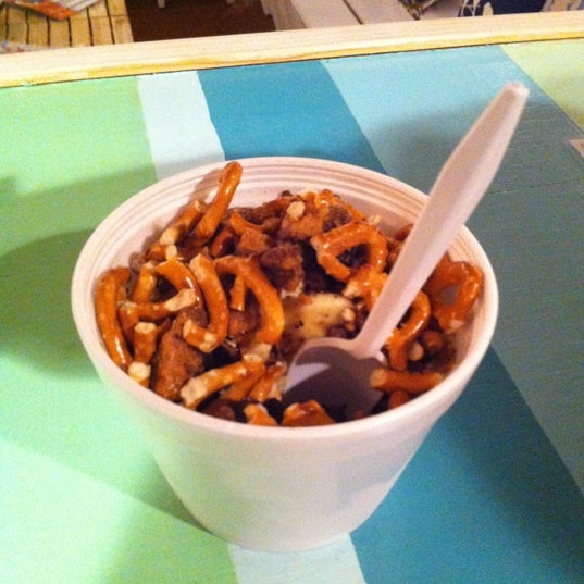 รูปภาพถ่ายที่ Surfin&#39; Spoon Frozen Yogurt Bar โดย Ryan M. เมื่อ 9/4/2012