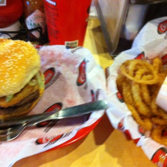 Снимок сделан в Gino&#39;s Burgers &amp; Chicken пользователем Marcus P. 9/5/2012
