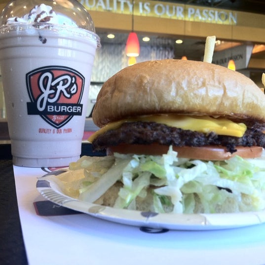 รูปภาพถ่ายที่ JR&#39;s Burger Grill โดย Cozi K. เมื่อ 8/28/2012