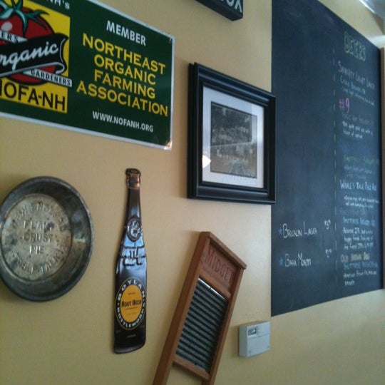 รูปภาพถ่ายที่ The Riverhouse Cafe โดย Maya C. เมื่อ 8/3/2012