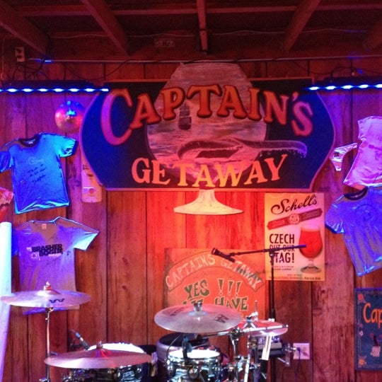 รูปภาพถ่ายที่ Captain&#39;s Getaway โดย Christopher B. เมื่อ 5/4/2012