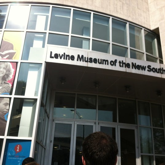 Foto tirada no(a) Levine Museum of the New South por Aubrey K. em 3/30/2012