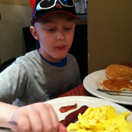 Снимок сделан в Bailey&#39;s Breakfast &amp; Lunch пользователем Jayce P. 3/17/2012