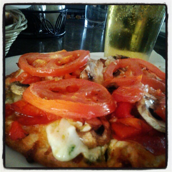 Das Foto wurde bei Leucadia Pizzeria &amp; Italian Restaurant - Encinitas von @TripDawg am 5/8/2012 aufgenommen