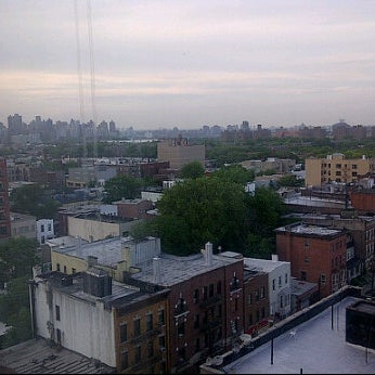 Снимок сделан в Holiday Inn L.I. City-Manhattan View пользователем Imee B. 5/23/2012