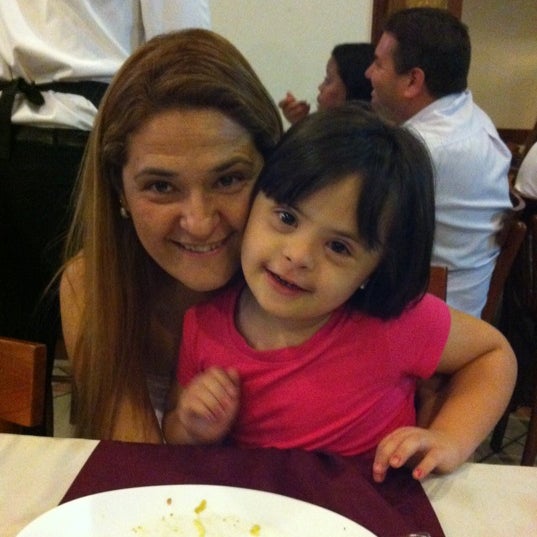 Photo taken at Restaurante Pizzaria e Chopperia Makey by Mauricio L. on 4/21/2012