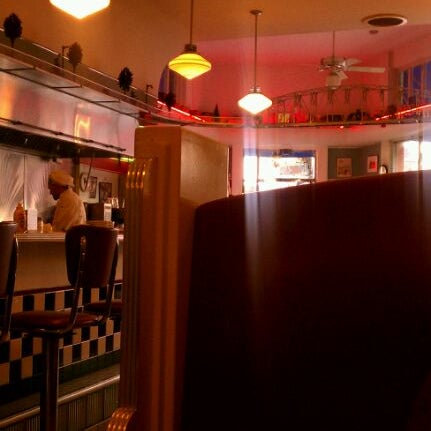 รูปภาพถ่ายที่ Claremont Diner โดย Elena F. เมื่อ 5/8/2012