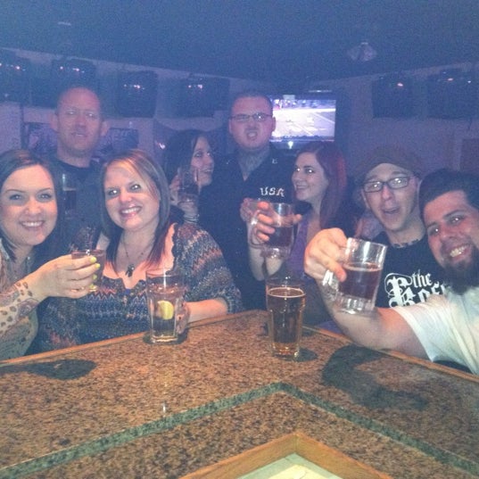 2/9/2012 tarihinde Lauren B.ziyaretçi tarafından Bleachers Sports Bar'de çekilen fotoğraf