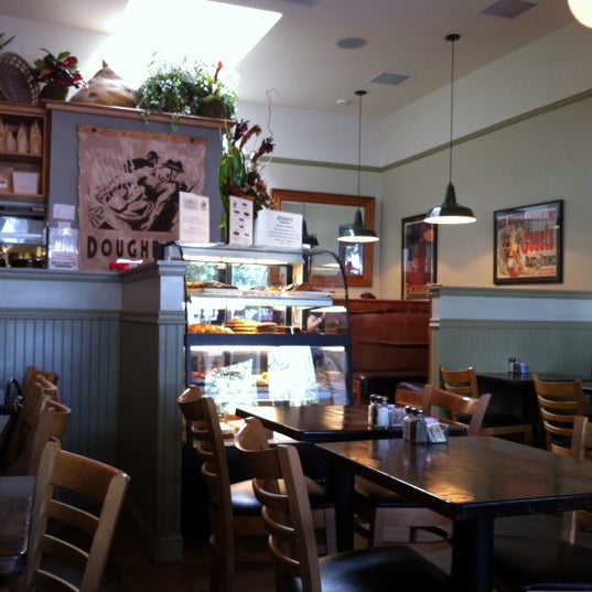 รูปภาพถ่ายที่ Doughboys Cafe &amp; Bakery โดย Jon T. เมื่อ 5/13/2012