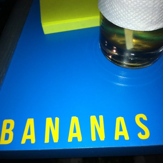 รูปภาพถ่ายที่ Bananas โดย Samantha M. เมื่อ 5/3/2012
