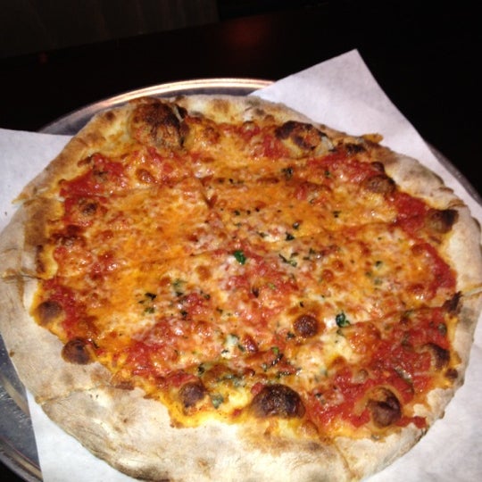4/21/2012 tarihinde Anastasia S.ziyaretçi tarafından Hearth Pizza Tavern'de çekilen fotoğraf