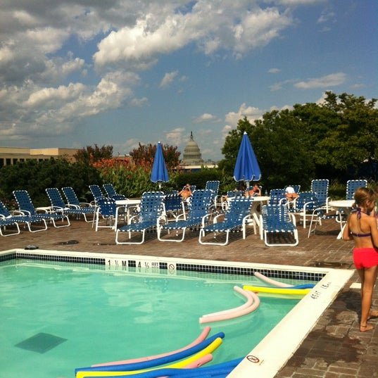รูปภาพถ่ายที่ Holiday Inn Capitol โดย Scott H. เมื่อ 8/5/2012