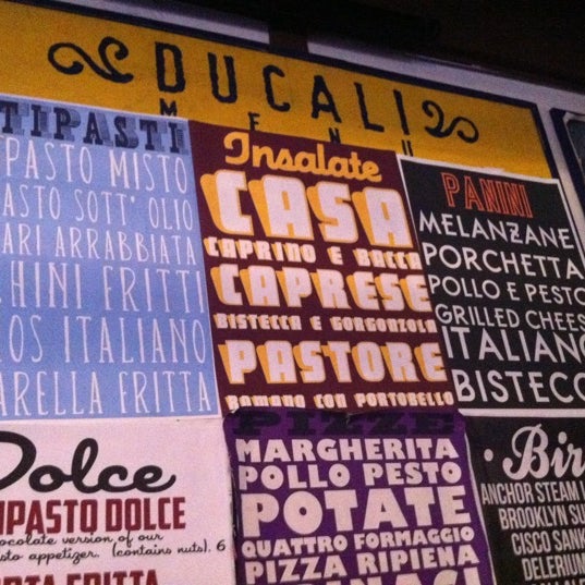 Das Foto wurde bei Ducali Pizzeria &amp; Bar von Dan R. am 7/16/2012 aufgenommen