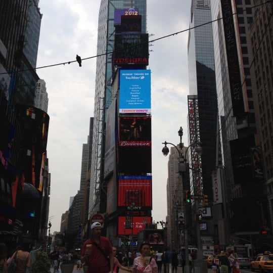 Foto diambil di Dunkin&#39; Times Square Billboard oleh Frazer H. pada 6/22/2012