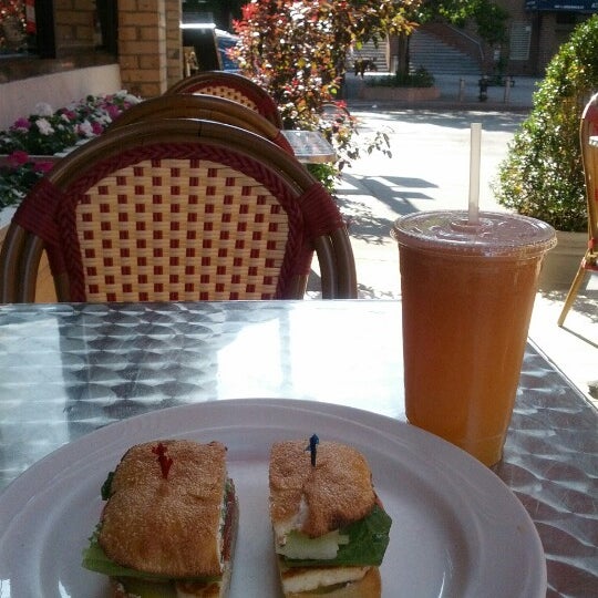 6/17/2012 tarihinde Kim B.ziyaretçi tarafından Benvenuto Cafe Tribeca'de çekilen fotoğraf