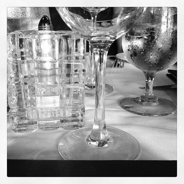 Foto scattata a Hurley&#39;s Restaurant da Marilyn C. il 6/19/2012