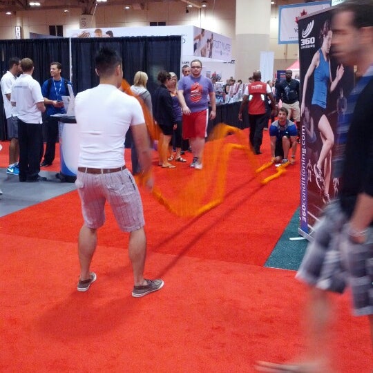 Hm running women. поиск себя арт. спортивные мужчина и женщина. спортивные люди. Can fit.