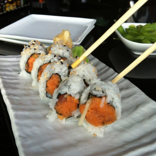 รูปภาพถ่ายที่ Stingray Sushi โดย Rebecca S. เมื่อ 3/17/2012
