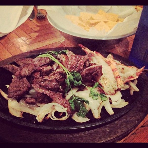รูปภาพถ่ายที่ Desperados Mexican Restaurant โดย DJ C. เมื่อ 5/13/2012