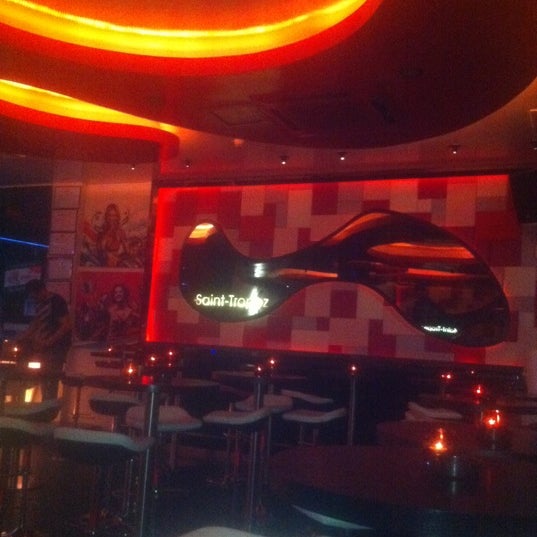 Das Foto wurde bei Le Saint Tropez Cocktail Bar von Ksu B. am 6/9/2012 aufgenommen