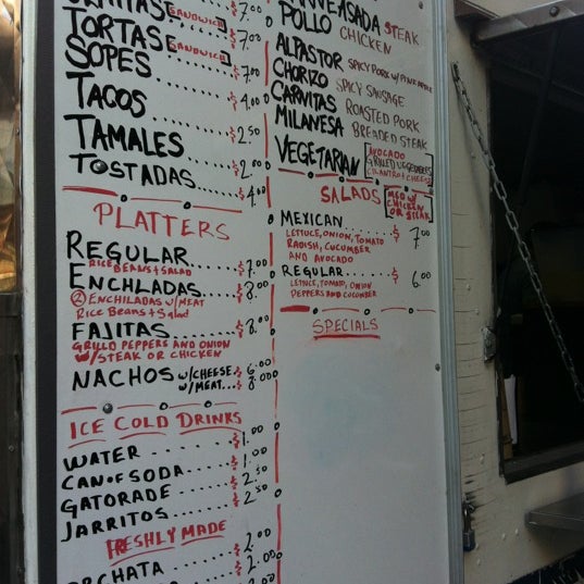 รูปภาพถ่ายที่ The Taco Truck Store โดย Jayson E. เมื่อ 6/16/2012