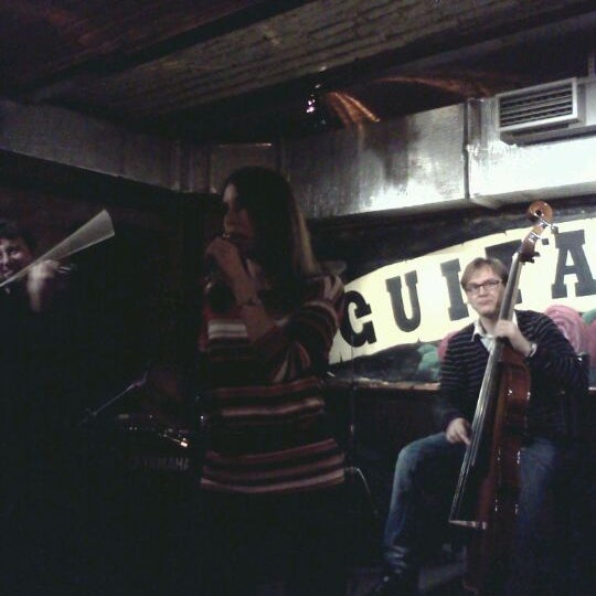 Das Foto wurde bei Guitar Bar von Galyna P. am 2/29/2012 aufgenommen