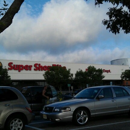 รูปภาพถ่ายที่ ShopRite of Fischer Bay โดย Pepper เมื่อ 8/5/2012