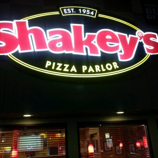 Foto scattata a Shakey&#39;s Pizza Parlor da Chris M. il 7/14/2012