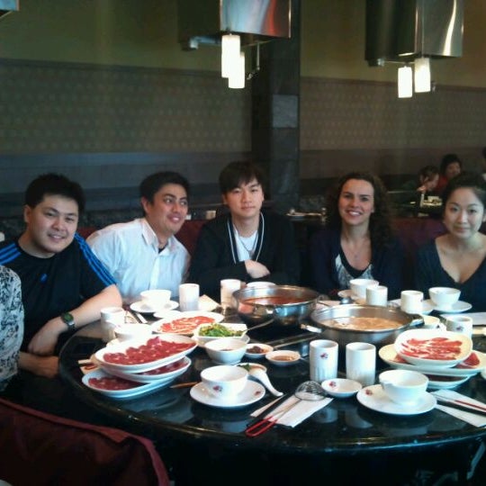 Photo taken at Fatty Cow Seafood Hot Pot 小肥牛火鍋專門店 by Allan N. on 3/31/2012