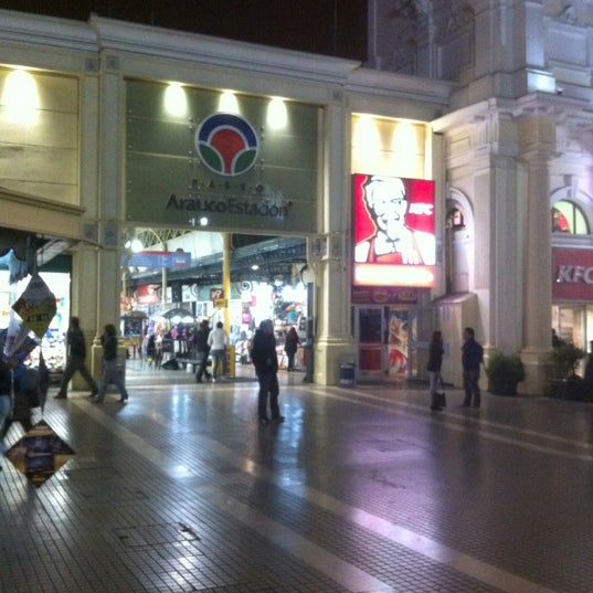 รูปภาพถ่ายที่ Mall Paseo Arauco Estación โดย Pablo R. เมื่อ 4/26/2012