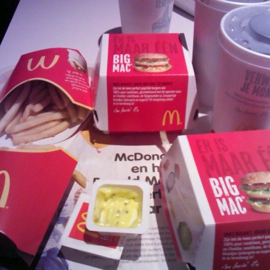 รูปภาพถ่ายที่ McDonald&#39;s โดย Job D. เมื่อ 6/5/2012