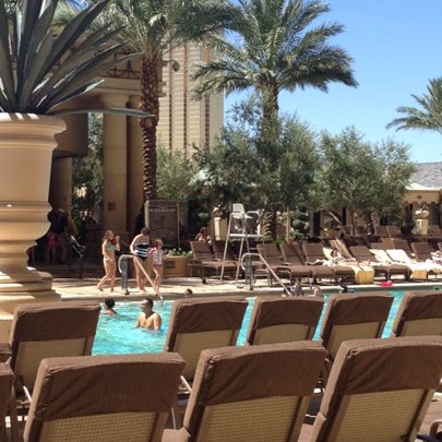 7/25/2012 tarihinde Cheryl C.ziyaretçi tarafından Azure Luxury Pool (Palazzo)'de çekilen fotoğraf