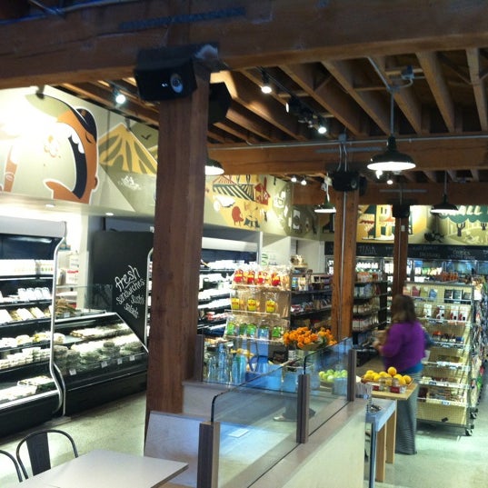 8/31/2012 tarihinde Nathan R.ziyaretçi tarafından Small Foods'de çekilen fotoğraf
