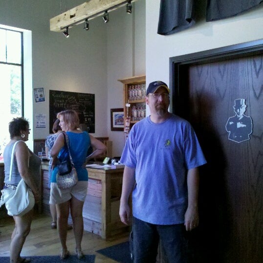 6/9/2012 tarihinde Tracy S.ziyaretçi tarafından Mississippi River Distilling Company &amp; Cody Road Cocktail House'de çekilen fotoğraf