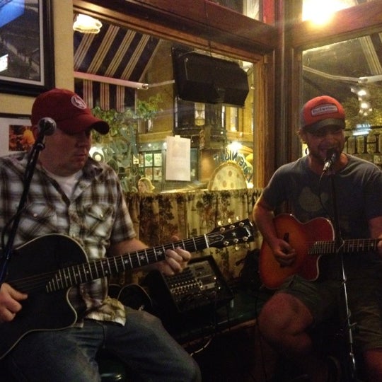 8/1/2012 tarihinde Ashley E.ziyaretçi tarafından Four Farthings Tavern &amp; Grill'de çekilen fotoğraf