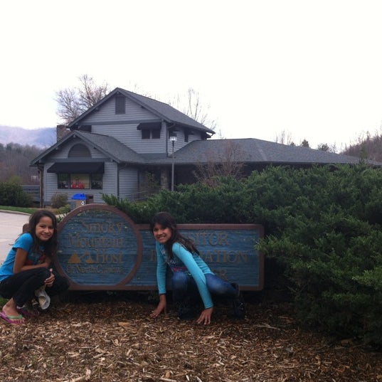 Foto tirada no(a) Smoky Mountain Host Visitor Center por Juan F. em 3/18/2012