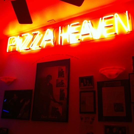รูปภาพถ่ายที่ Pizza Heaven Bistro โดย Q เมื่อ 2/22/2012