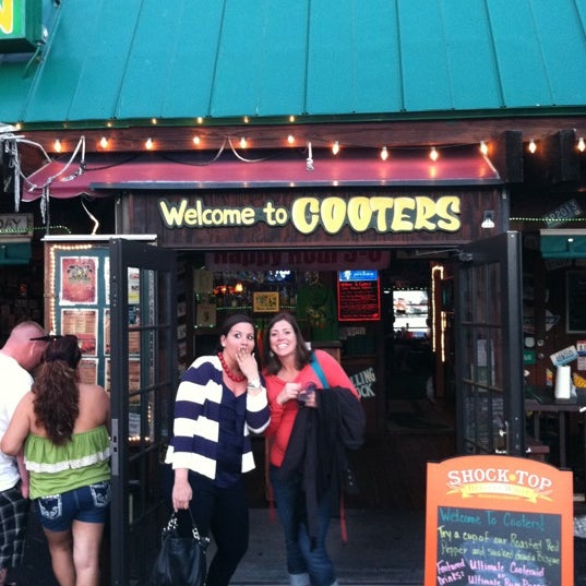 Foto tomada en Cooters Restaurant &amp; Bar  por Courtney C. el 2/16/2012