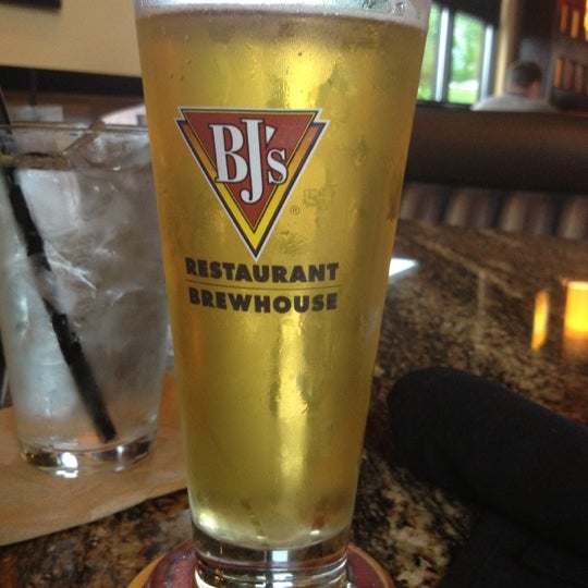 Photo taken at BJ&#39;s Restaurant &amp; Brewhouse by Ben A. on 5/4/2012
