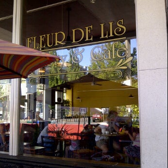 Foto tomada en Fleur De Lis Bakery &amp; Cafe  por Diana U. el 8/31/2012