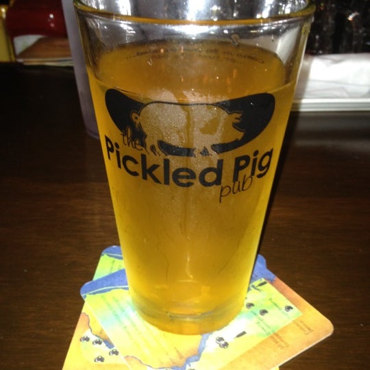 Photo taken at Pickled Pig Pub by Waldemar G. L. on 6/17/2012
