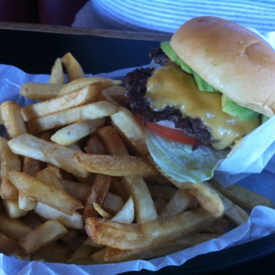 Das Foto wurde bei Archie&#39;s Giant Hamburgers &amp; Breakfast von Kristie M. am 6/25/2012 aufgenommen