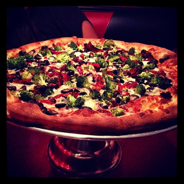 Foto tomada en Tony&#39;s Pizzeria &amp; Ristorante  por Mo A. el 6/29/2012