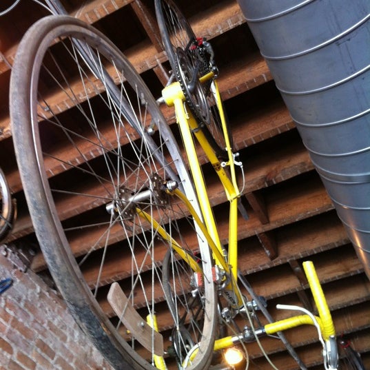 7/18/2012 tarihinde Tim S.ziyaretçi tarafından The Hub Coffee &amp; Bicycles'de çekilen fotoğraf